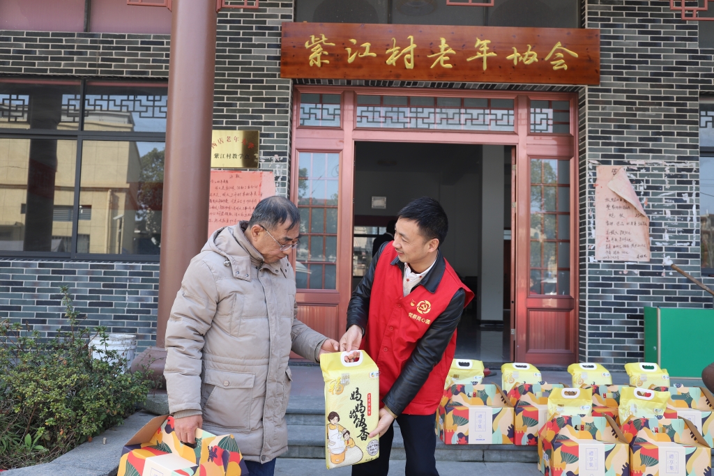 暖春意，，，，，，，敬老情-龙8头号玩家多年坚持慰问孤寡老人